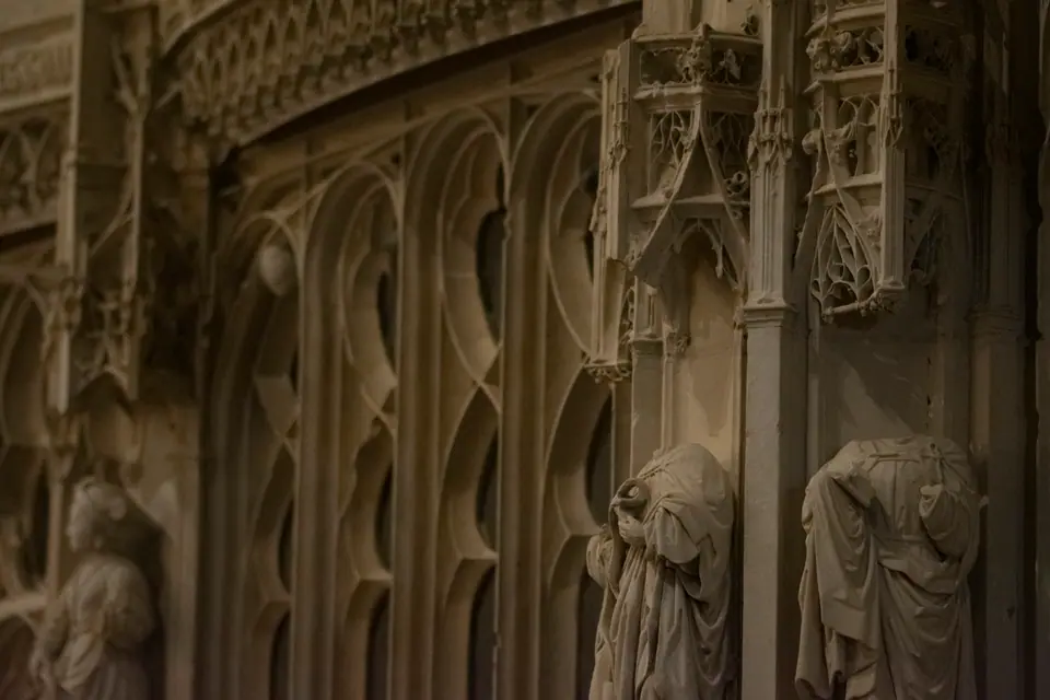 Arcade of the choir screen running the length of the ambulatory wall