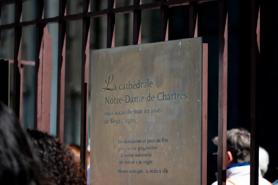 Engraved plaque reading La cathédrale Notre-Dame de Chartres beside the entrance